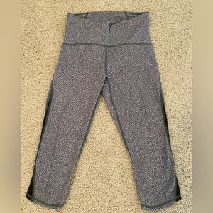 Lululemon size 6 blue, cropped below knee leggings